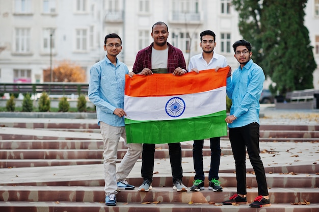 Gruppo di quattro maschi indiani asiatici del sud con bandiera dell'India.