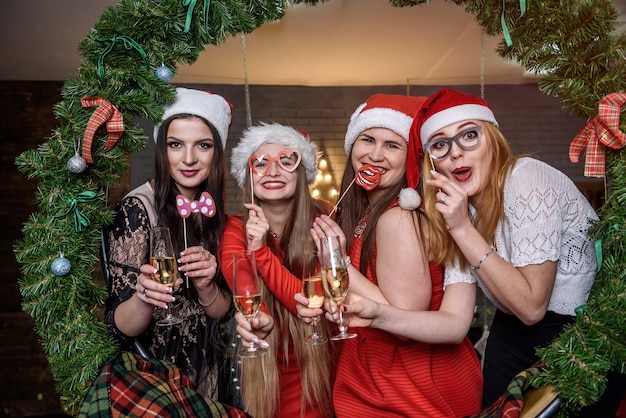 Gruppo di ragazze che celebrano insieme il nuovo anno