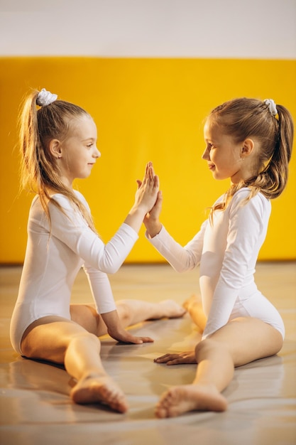 Gruppo di ragazze che si esercitano alla scuola di ginnastica