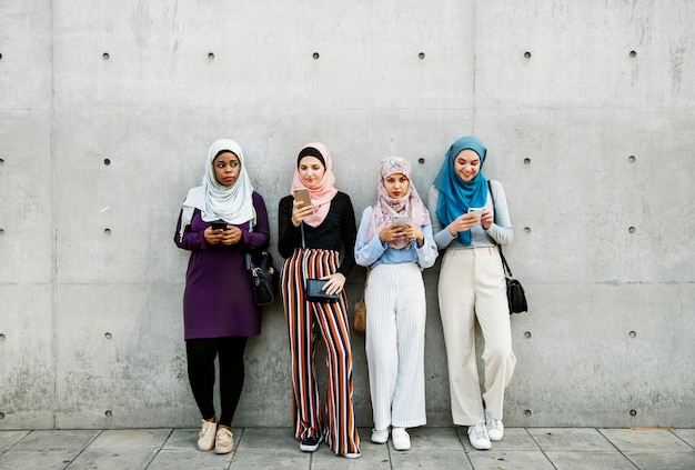 Gruppo di ragazze islamiche utilizzando smart phone