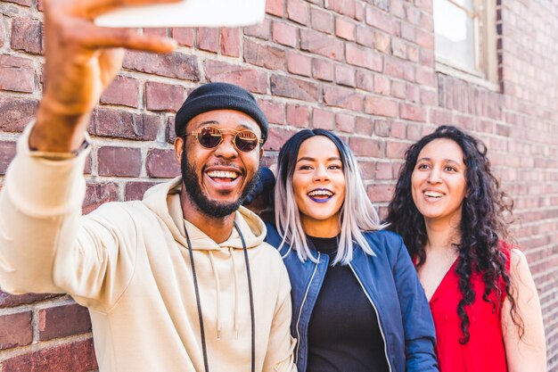 Gruppo di razza mista prendendo un selfie insieme ad Amburgo