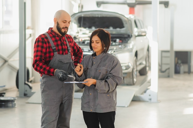 Gruppo di ritratto di lavoratori di garage