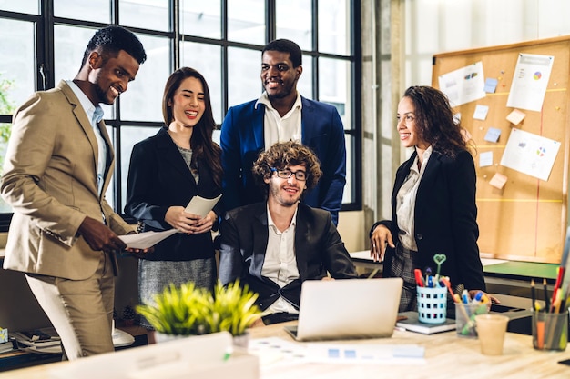 Gruppo di riunioni d'affari professionali e discussione della strategia con il nuovo progetto di avvio. Uomo afroamericano creativo che pianifica e fa brainstorming con il computer portatile in un ufficio moderno. Lavoro di squadra