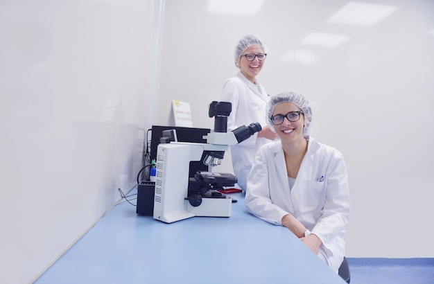 Gruppo di scienziati che lavorano in laboratorio