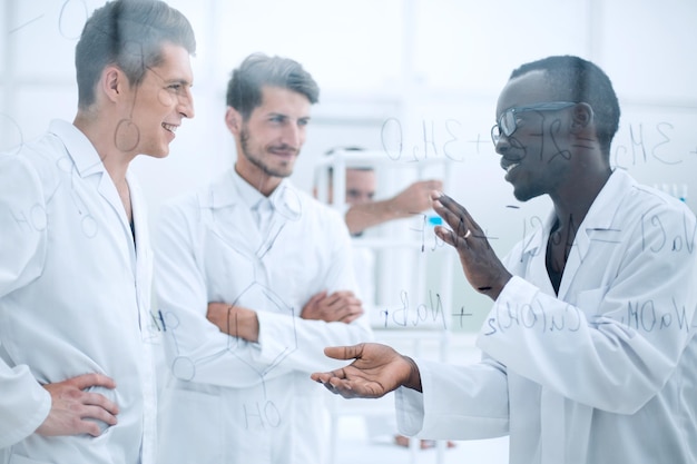 Gruppo di scienziati in laboratorio alimentare con campioni in piastre di Petri