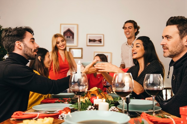 Gruppo di sei persone alla cena di Natale