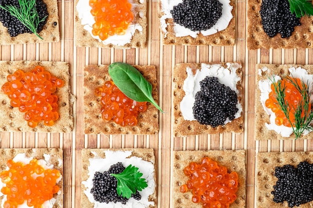 Gruppo di snack con caviale rosso e nero