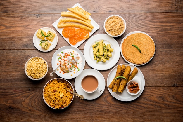 Gruppo di snack Gujarati come jalebi-fafda, thepla, khaman dhokla, aloo bhujiya, khandvi,khakra, dahi vada, gathiya con tè caldo