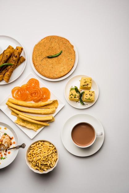 Gruppo di snack Gujarati come jalebi-fafda, thepla, khaman dhokla, aloo bhujiya, khandvi,khakra, dahi vada, gathiya con tè caldo