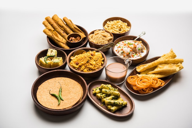 Gruppo di snack Gujarati come jalebi-fafda, thepla, khaman dhokla, aloo bhujiya, khandvi,khakra, dahi vada, gathiya con tè caldo