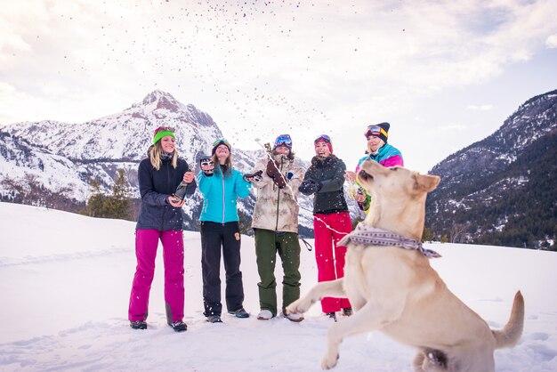 Gruppo di snowboarder in vacanza invernale