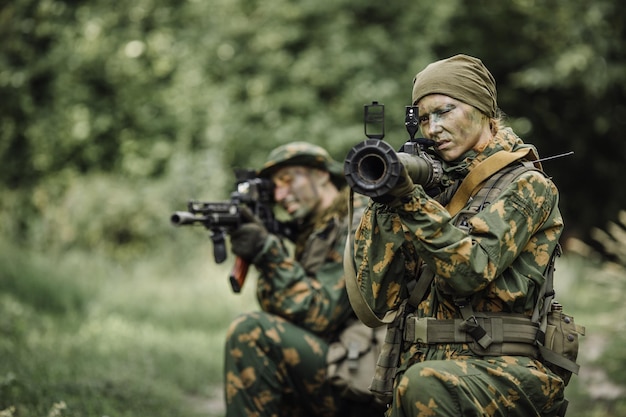 Gruppo di soldati delle forze speciali durante il raid nella foresta