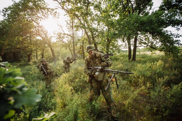 Gruppo di soldati delle forze speciali durante il raid nella foresta