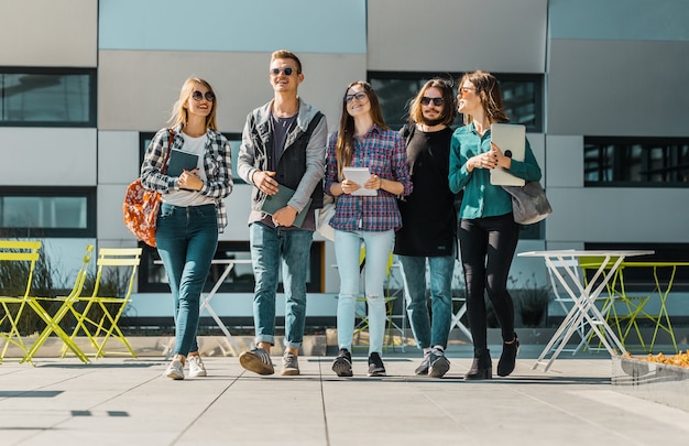 Gruppo di studenti a piedi