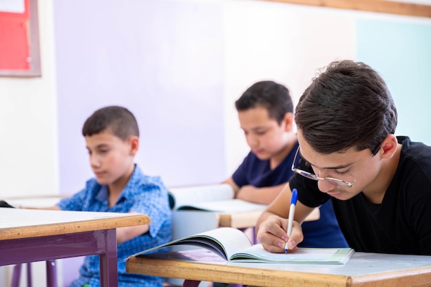 Gruppo di studenti a scuola che discutono su alcuni campi di studio