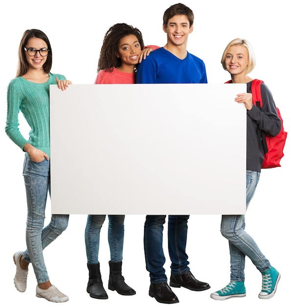 Gruppo di studenti adolescenti che tengono banner bianco bianco isolato su sfondo bianco