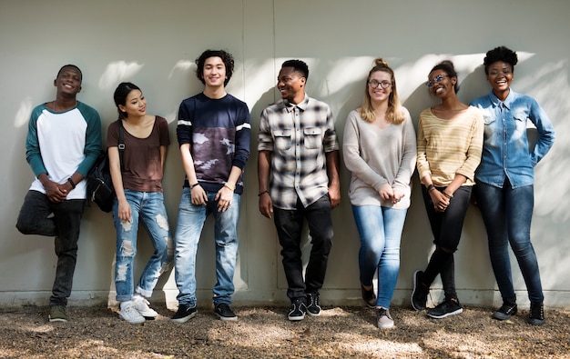 Gruppo di studenti appendere fuori