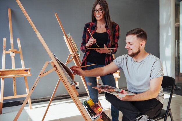 Gruppo di studenti che dipingono durante le lezioni di arte