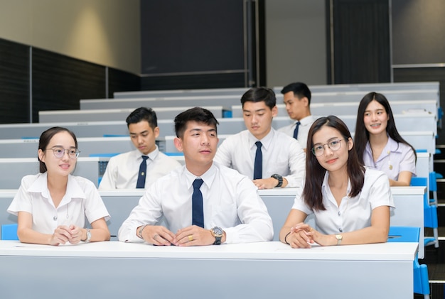 Gruppo di studenti che imparano in classe