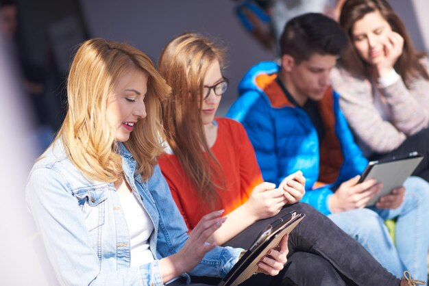 gruppo di studenti che lavorano insieme a un progetto scolastico su un computer tablet in un'università moderna