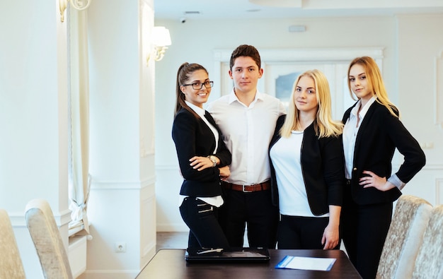 Gruppo di studenti che sembrano felici e sorridenti