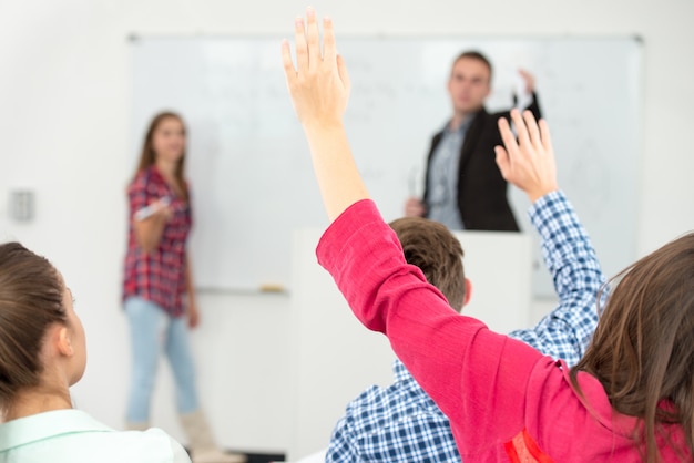 Gruppo di studenti che studiano all&#39;università