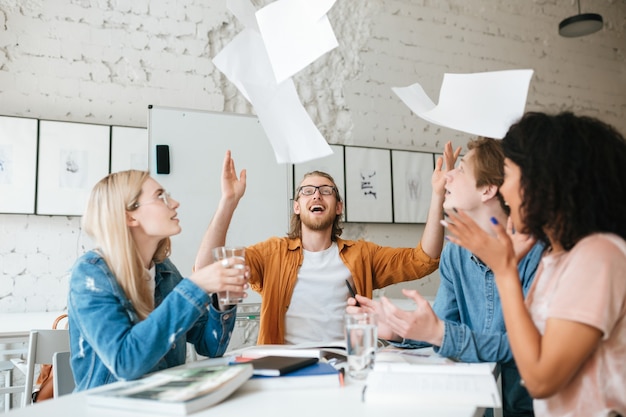 gruppo di studenti che studiano insieme