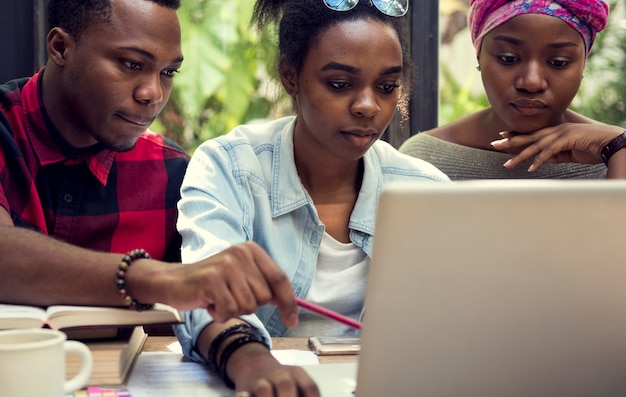 Gruppo di studenti che studiano insieme