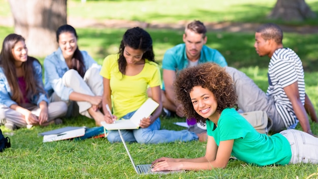 Gruppo di studenti che studiano nel campus