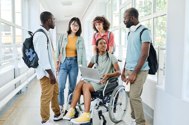 Gruppo di studenti che utilizzano il laptop in pausa