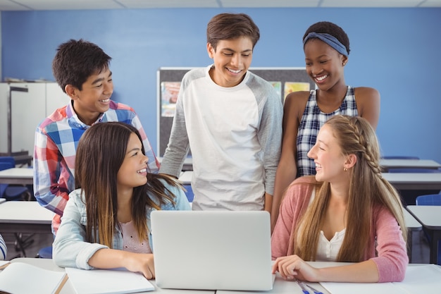 Gruppo di studenti che utilizzano laptop in aula