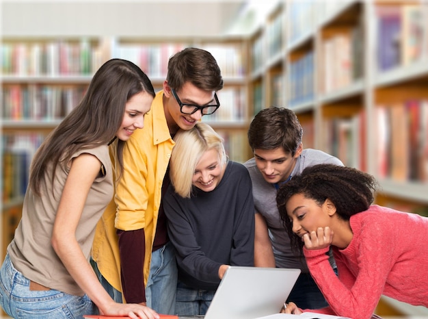 Gruppo di studenti con computer a lezione in aula