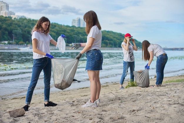 Gruppo di studenti con insegnante in natura che fa la pulizia dei rifiuti di plastica. Protezione dell'ambiente, gioventù, volontariato, beneficenza ed ecologia