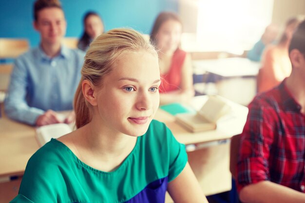 gruppo di studenti con libri a lezione scolastica