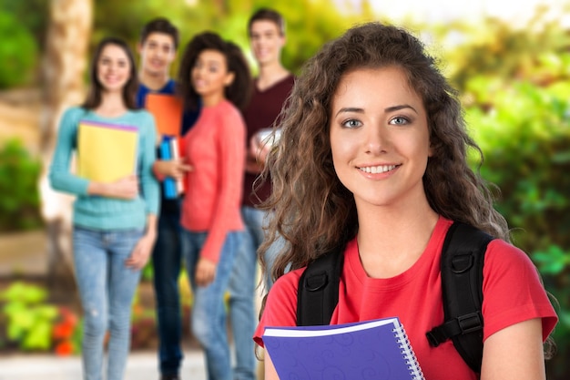 Gruppo di studenti con libri in sorridere alla telecamera