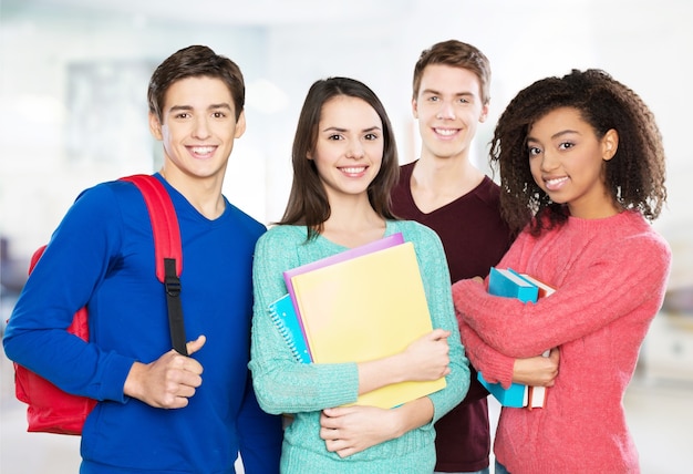 Gruppo di studenti con libri sullo sfondo