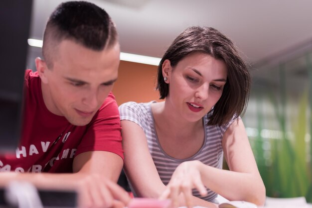 gruppo di studenti di tecnologia nell'aula scolastica di laboratorio di informatica su cui lavorano