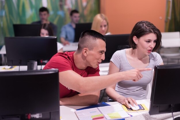 gruppo di studenti di tecnologia nell'aula scolastica di laboratorio di informatica su cui lavorano