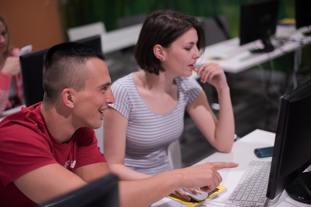 gruppo di studenti di tecnologia nell'aula scolastica di laboratorio di informatica su cui lavorano