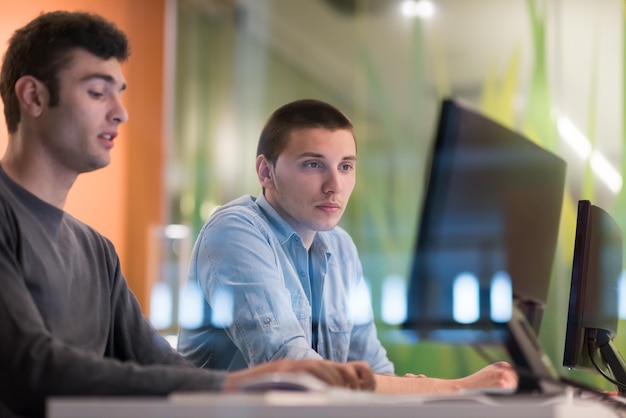 gruppo di studenti di tecnologia nell'aula scolastica di laboratorio di informatica su cui lavorano