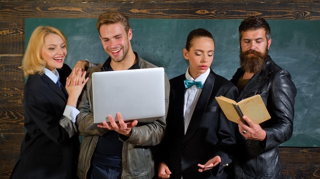 Gruppo di studenti diversi, progetto comune, lavoro di squadra.