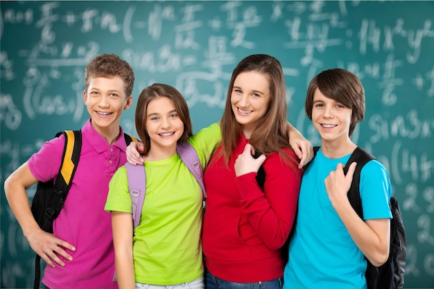 Gruppo di studenti felici della scuola che sorridono alla macchina fotografica