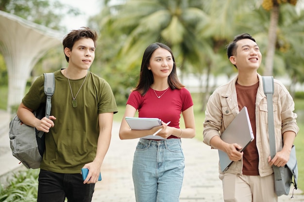 Gruppo di studenti felici