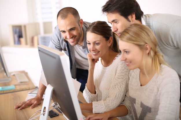 Gruppo di studenti in business school