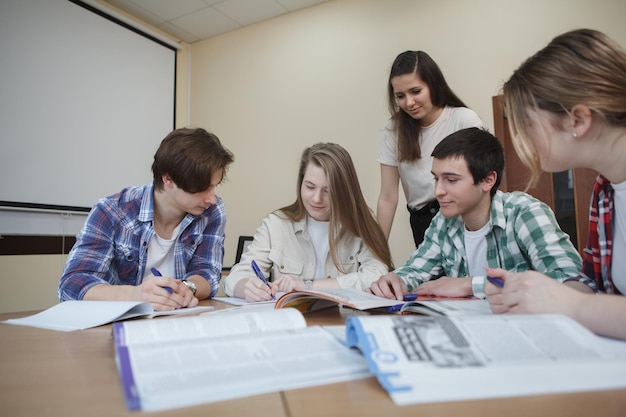 Gruppo di studenti in classe insieme