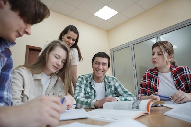 Gruppo di studenti in classe insieme