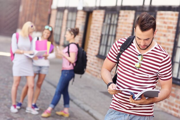 gruppo di studenti in piedi nel campus