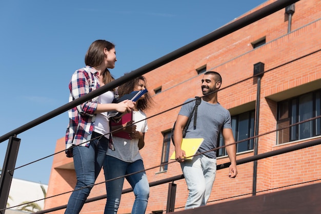 Gruppo di studenti seduti nel campus scolastico