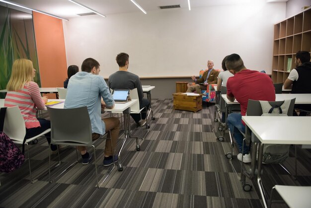 gruppo di studenti studia con il professore in un'aula scolastica moderna