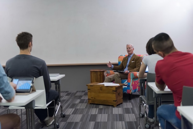 gruppo di studenti studia con il professore in un'aula scolastica moderna